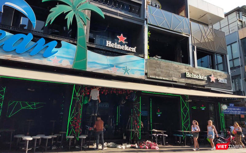 Hầu như toàn bộ các nhà hàng đều chịu cảnh vắng tanh Hầu như toàn bộ các nhà hàng đều chịu cảnh vắng tanh