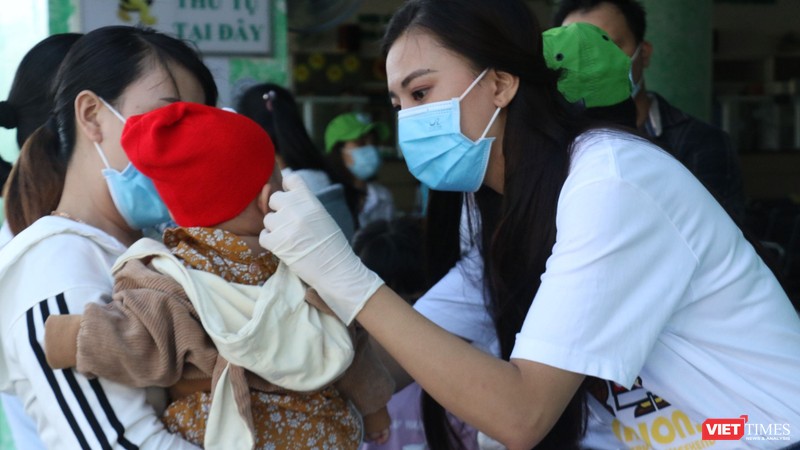 Á hậu Kim Duyên phát khẩu trang y tế miễn phí và hướng dẫn người dân Cần Thơ cách đeo (Ảnh: Nhân vật cung cấp) 