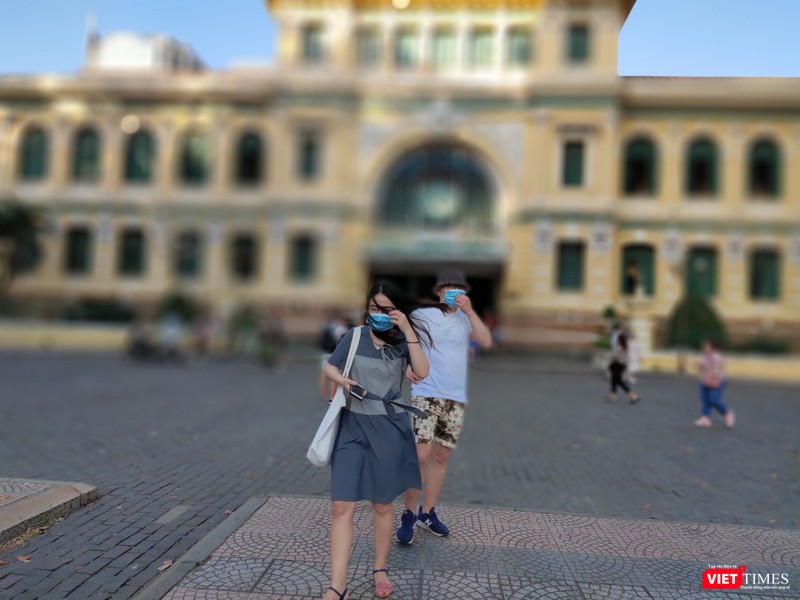 Cặp đôi ít ỏi trong số khách du lịch lựa chọn đeo khẩu trang mùa Valentine (Ảnh và video: Hòa Bình)