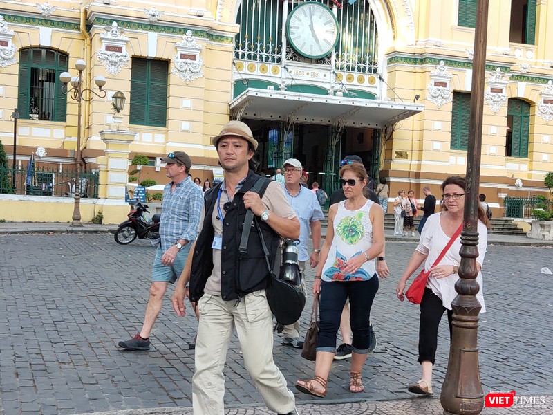 Vị HDV (đội mũ), dẫn đầu đoàn khách, không đeo khẩu trang trong suốt quá trình làm việc