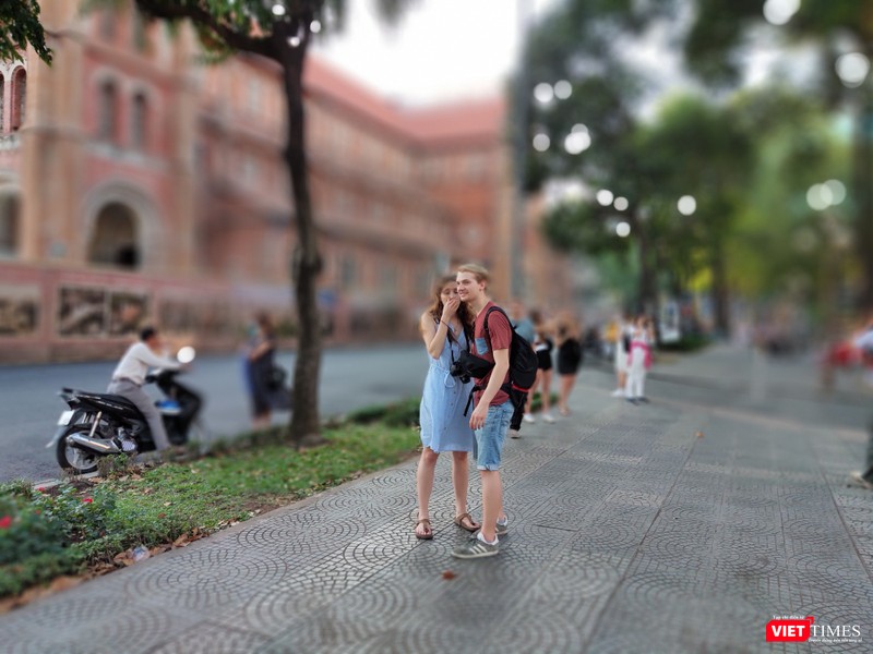 Khách du lịch không đeo khẩu trang đi tìm những góc hình đẹp mùa Valentine ở khu trung tâm 