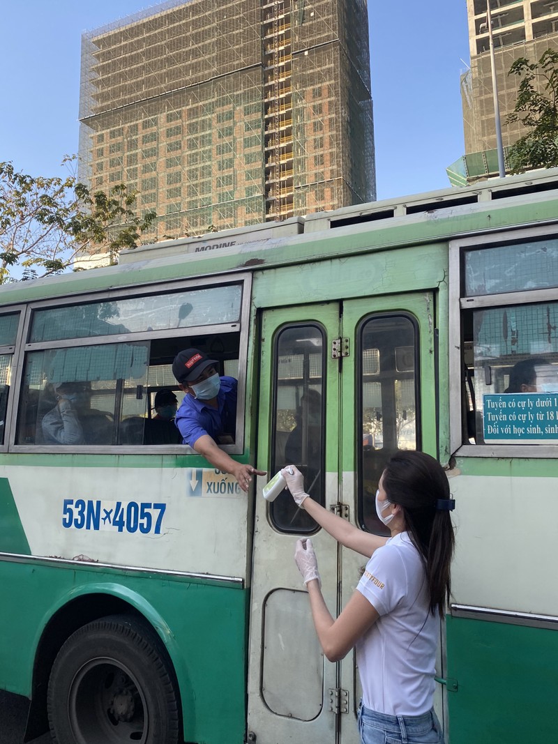 Các bác tài, phụ xe hằng ngày tiếp xúc với rất nhiều người, cần vệ sinh sát khuẩn đúng cách Các bác tài, phụ xe hằng ngày tiếp xúc với rất nhiều người, cần vệ sinh sát khuẩn đúng cách