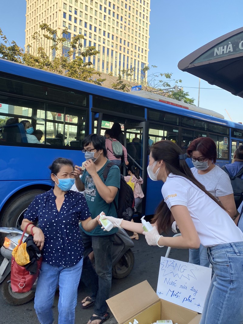 Hoa hậu Khánh Vân tặng nước rửa tay sát khuẩn tới người dân Hoa hậu Khánh Vân tặng nước rửa tay sát khuẩn tới người dân