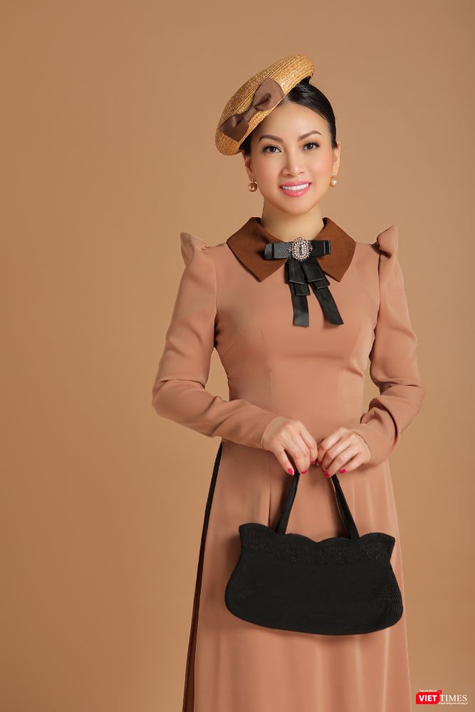 Với những gam màu nền nã, vẻ đẹp đài các của ca sĩ được lột tả Với  những gam màu nền nã, vẻ đẹp đài các của ca sĩ được lột tả