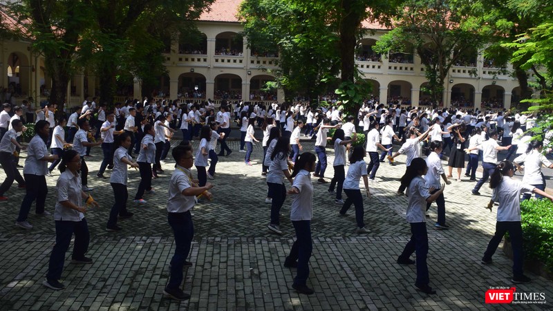 Học sinh Trường THPT Chuyên Lê Hồng Phong tham gia hoạt động tập thể hồi chưa có dịch bệnh (Ảnh: Hòa Bình)