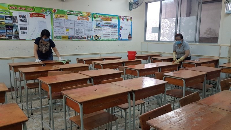 Công tác vệ sinh sát khuẩn mọi khu vực trong và ngoài phòng học được làm rất kỹ để chuẩn bị đón học sinh Công tác vệ sinh sát khuẩn mọi khu vực trong và ngoài phòng học được làm rất kỹ để chuẩn bị đón học sinh