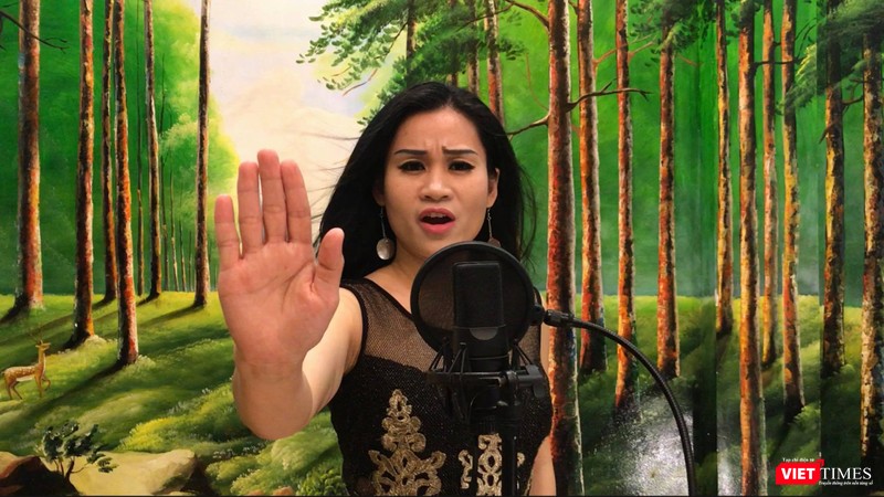 Ca sĩ Đào Tố Loan thể hiện bản tiếng Anh 