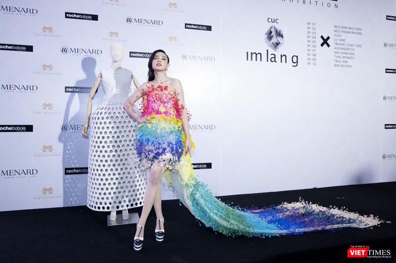 Fashionista Châu Bùi tại triển lãm "Cục im lặng" của NTK Nguyễn Công Trí hồi cuối năm 2019, trước khi dịch bệnh xảy ra Fashionista Châu Bùi tại triển lãm
