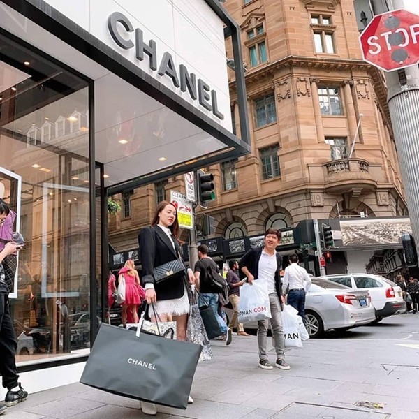 Hai vợ chồng thoải mái đi shopping lúc chưa có dịch bệnh COVID-19 