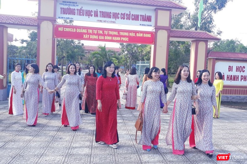 NTK Việt Hùng mang hơn 200 chiếc áo dài trị giá 200 triệu đồng trao tặng cho cán bộ và nữ giáo viên xã Cam Thành, huyện Cam Lộ, tỉnh Quảng Trị trong dịp 8/3/2020 (Ảnh: Lý Võ Phú Hưng)