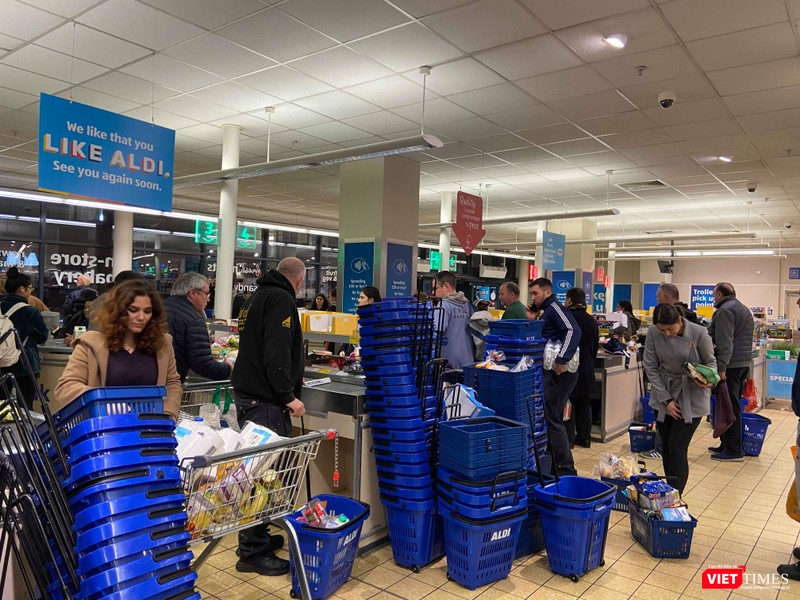 Hàng hóa trên các quầy hàng siêu thị ở Anh bắt đầu được mua hết rất nhanh, nhưng không ai đeo khẩu trang ở nơi công cộng (Ảnh: NVCC) Hàng hóa trên các quầy hàng ở Anh bắt đầu được mua hết rất nhanh