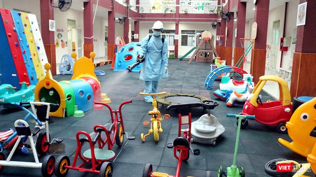 Phun khử sát khuẩn tại các trường mầm non TP.HCM (Ảnh: HB) 