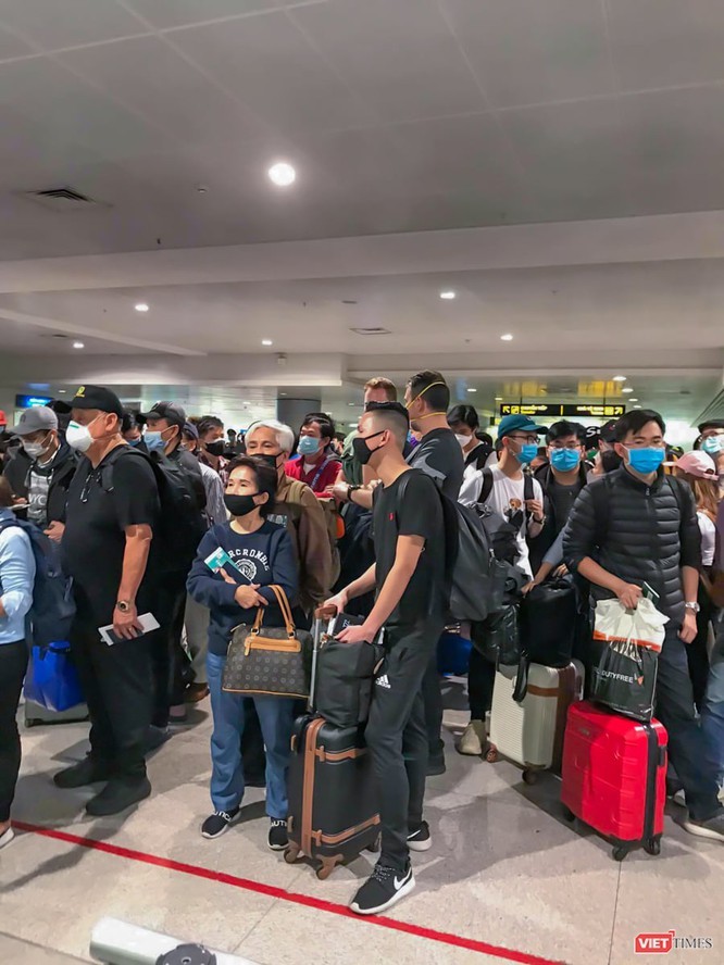 Hàng người chờ nhập cảnh vào Việt Nam tại sân bay Tân Sơn Nhất hôm 15/3 (Ảnh nhân vật gửi tới VietTimes) 