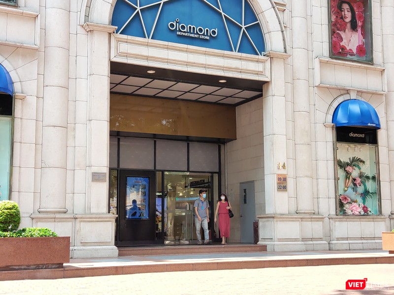 Cần tuân thủ việc đeo khẩu trang khi xuất hiện ở nơi công cộng, trung tâm thương mại