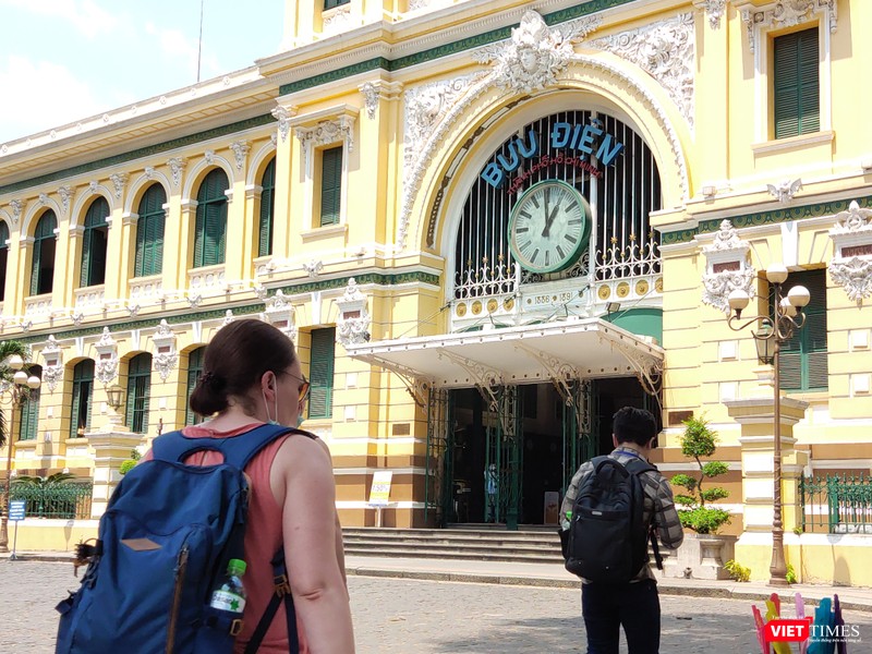 Khách du lịch đến các điểm tham quan cần tuân thủ quy định của nước sở tại 