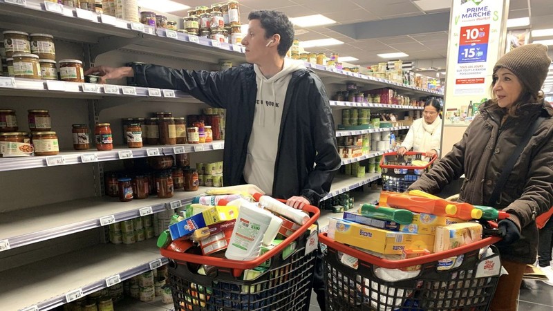 Người dân Pháp bắt đầu có tâm lý dự trữ (France info)