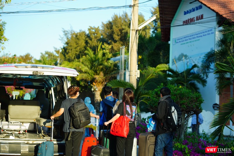 Rất đông người nhập cảnh muốn được đăng ký về các khách sạn, khu nghỉ dưỡng cao cấp dù phải trả tiền (Ảnh: Phạm Nguyễn) Rất đông người nhập cảnh muốn được đăng ký về các khách sạn, khu nghỉ dưỡng cao cấp dù phải trả tiền (Ảnh: Phạm Nguyễn)