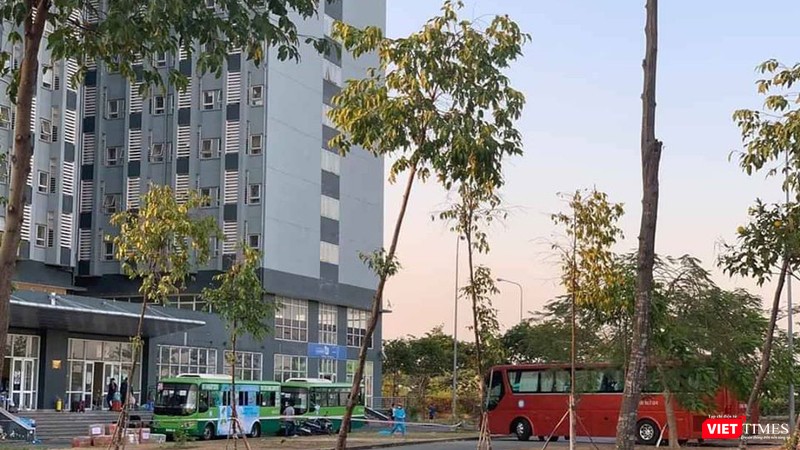 Đưa người về cách ly tại Khu Ký túc xá ĐHQG, các xe đưa đón đều được phun khử trùng sát khuẩn cả bên ngoài và bên trong (Ảnh: BQL KTX) Đưa người về cách ly tại Khu Ký túc xá ĐHQG, các xe đưa đón đều được phun khử trùng sát khuẩn cả bên ngoài và bên trong (Ảnh: BQL KTX)