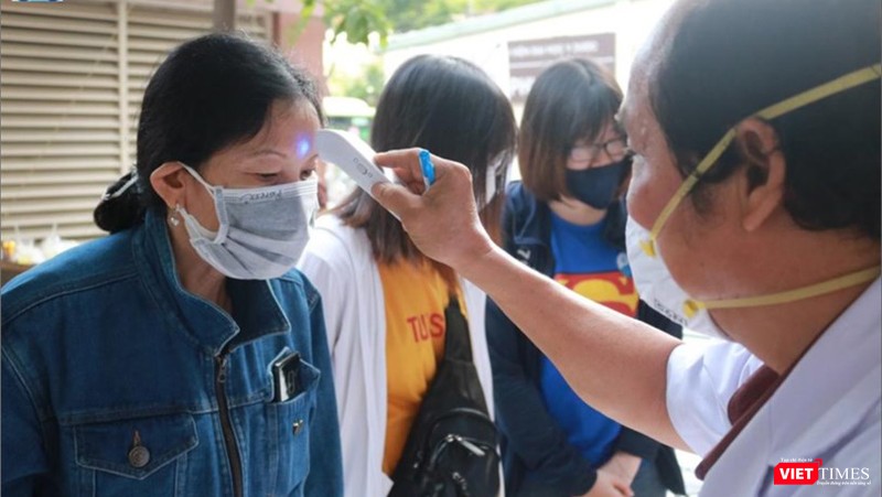 Mọi người được đo thân nhiệt bằng nhiệt kế điện tử Mọi người được đo thân nhiệt bằng nhiệt kế điện tử