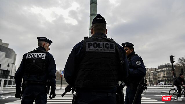 Người dân Pháp chỉ được phép ra đường khi có việc quan trọng và buộc phải mang theo đầy đủ giấy tờ chứng minh kể từ khi Pháp ban bố lệnh giới nghiêm (Ảnh:Sputnik France) Nếu không có việc rất quan trọng và mang theo đầy đủ giấy tờ chứng minh, người dân không được ra ngoài kể từ khi Pháp ban bố lệnh giới nghiêm (Ảnh:Sputnik France)