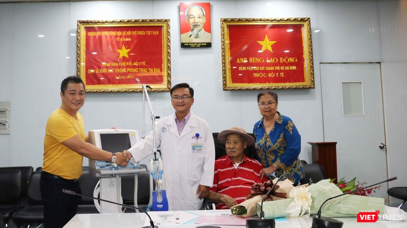 Cha con NSND Lý Huỳnh, diễn viên điện ảnh Lý Hùng góp phần chống COVID-19 Cha con NSND Lý Huỳnh, diễn viên điện ảnh Lý Hùng góp phần chống COVID-19