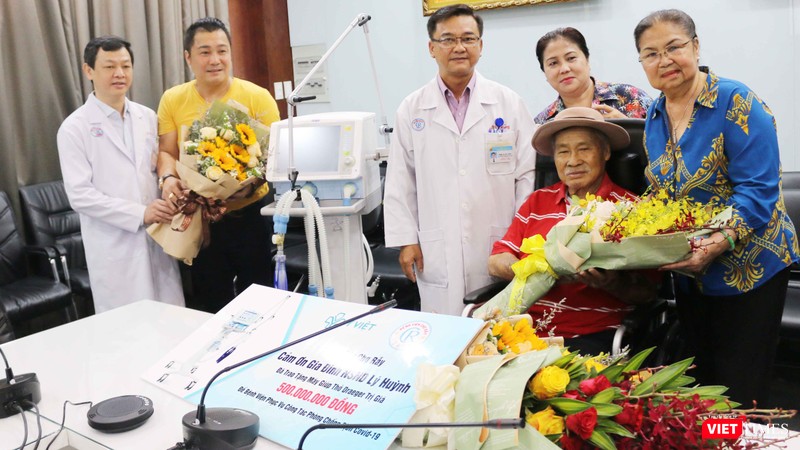 Gia đình diễn viên Lý Hùng tặng máy thở trị giá 500 triệu đồng tới BV Chợ Rẫy (Ảnh: BV cung cấp) Gia đình diễn viên Lý Hùng tặng máy thở trị giá 500 triệu đồng tới BV Chợ Rẫy (Ảnh: BV cung cấp)