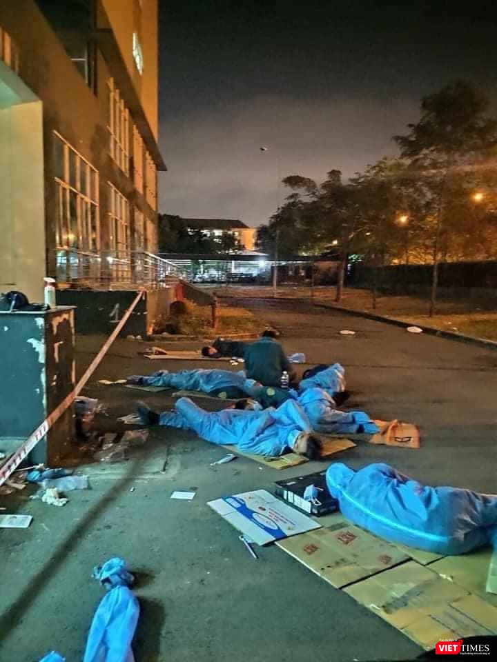Giấc ngủ ngắn ngủi khi trời đã gần sáng của những tình nguyện viên khiến cộng đồng rơi nước mắt (Ảnh: BQL KTX) 