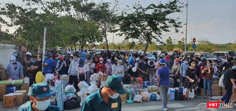 Theo phản ánh từ BQL KTX, ddám đông người tiếp tế gây khó khăn cho lực lượng phục vụ (Ảnh: BQL KTX cung cấp)