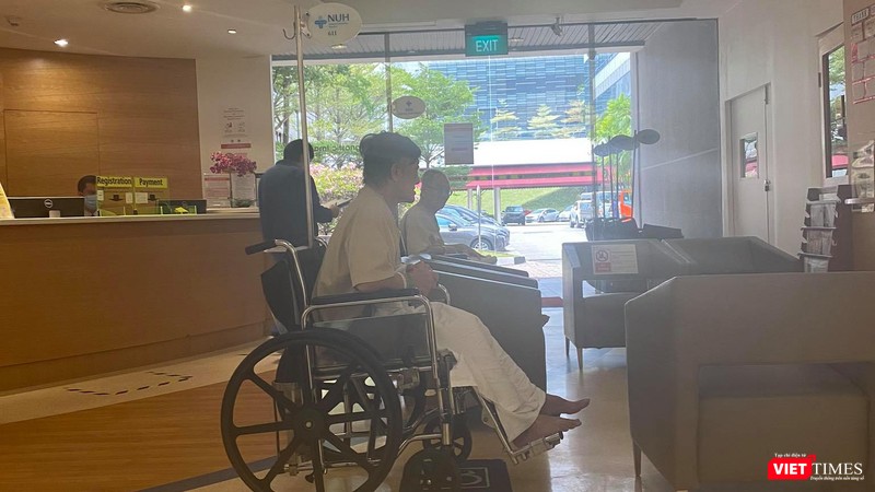 Ngô Thu Lý trong quá trình đi chữa bệnh, đồng thời nỗ lực đai diện cho nhóm người Việt kẹt lại Singapore kêu cứu