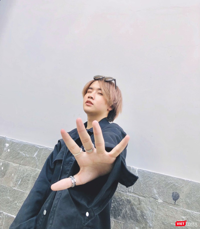 Mon Hoàng Anh cho biết: “Bản thân Mon cũng đang là một cậu học sinh cuối cấp..." Mon Hoàng Anh cho biết: “Bản thân Mon cũng đang là một cậu học sinh cuối cấp..."