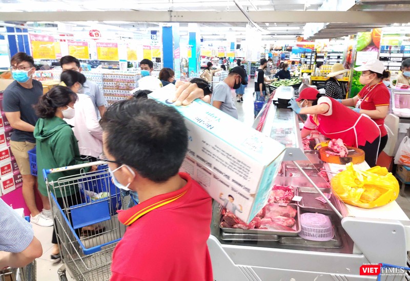 Người đi mua hàng chen nhau qua lại trong các siêu thị lớn