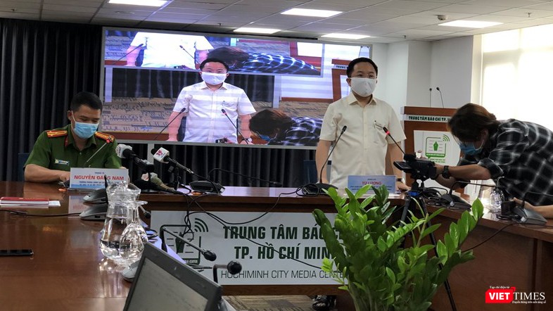 Ông Từ Lương, Phó GĐ Sở TTTT TP.HCM nhấn mạnh việc người dân không nên ra đường trong thời gian này (Ảnh: L.H) Ông Từ Lương, Phó GĐ Sở TTTT TP.HCM nhấn mạnh việc người dân không nên ra đường trong thời gian này