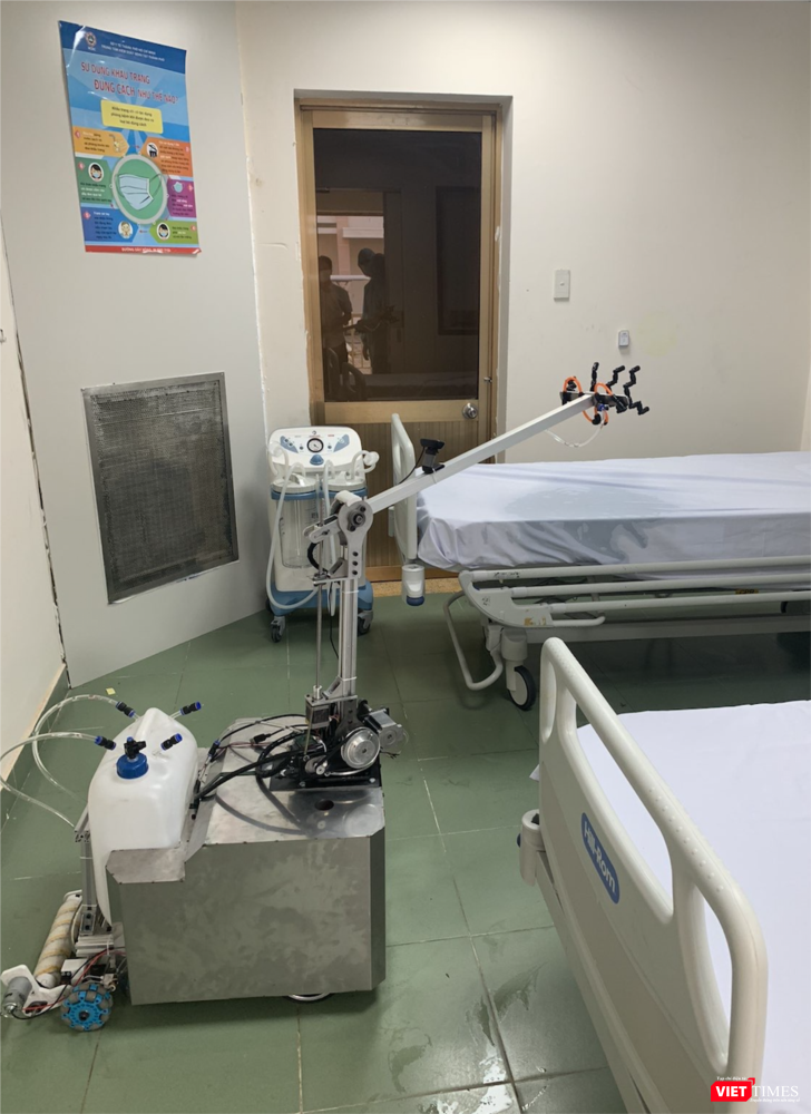 Robot phun thuốc khử khuẩn phòng cách ly Robot phun thuốc khử khuẩn phòng cách ly