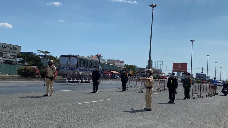 Các lực lượng triển khai hướng dẫn người điều khiển phương tiện giao thông vào đo thân nhiệt chiều 5/4. (Ảnh: Phú An) Các lực lượng triển khai hướng dẫn người điều khiển phương tiện giao thông vào đo thân nhiệt. Ảnh: Phú An