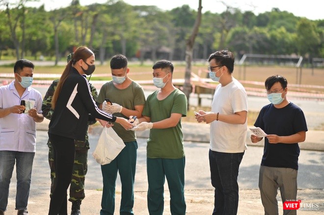 Siêu mẫu tặng 1.000 khẩu trang và 10 lít nước rửa tay Siêu mẫu tặng 1.000 khẩu trang và 10 lít nước rửa tay