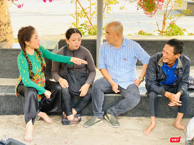 Thúy Nga, Quốc Thuận ra chợ tìm chị Hồng (Ảnh: MCV) Thúy Nga, Quốc Thuận ra chợ tìm chị Hồng