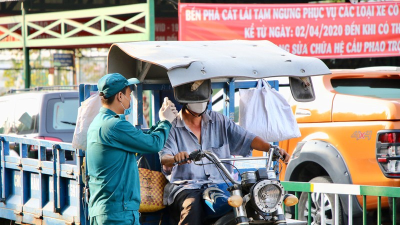 Kiểm tra y tế người qua phà Cát Lái (Ảnh: Khả Hòa)