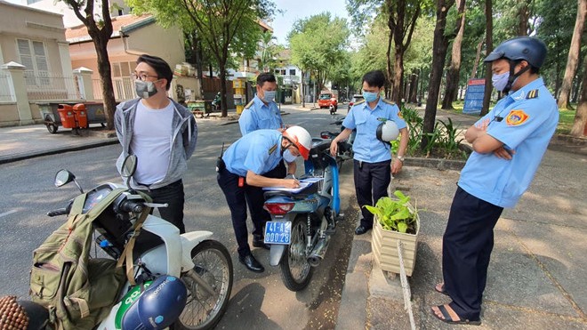 TPHCM 2.482 người ra đường không mang khẩu trang, thu 496 triệu đồng (Ảnh: Kim Quy)