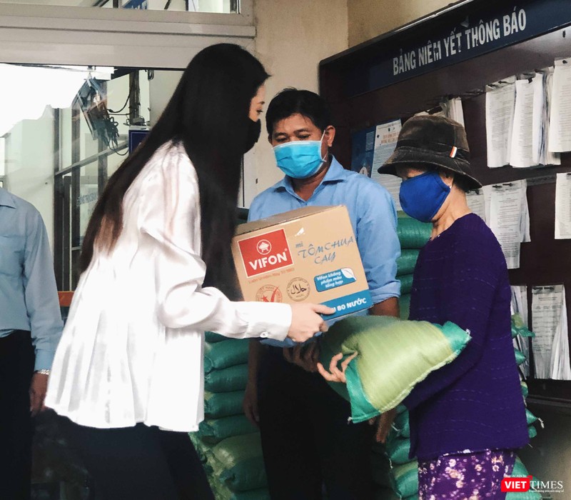Người dân có hoàn cảnh khó khăn xúc động nhận quà của Hoa hậu Người dân có hoàn cảnh khó khăn xúc động nhận quà của Hoa hậu