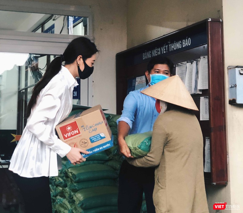 Hoa hậu tận tình đến với người nghèo Hoa hậu tận tình đến với người nghèo