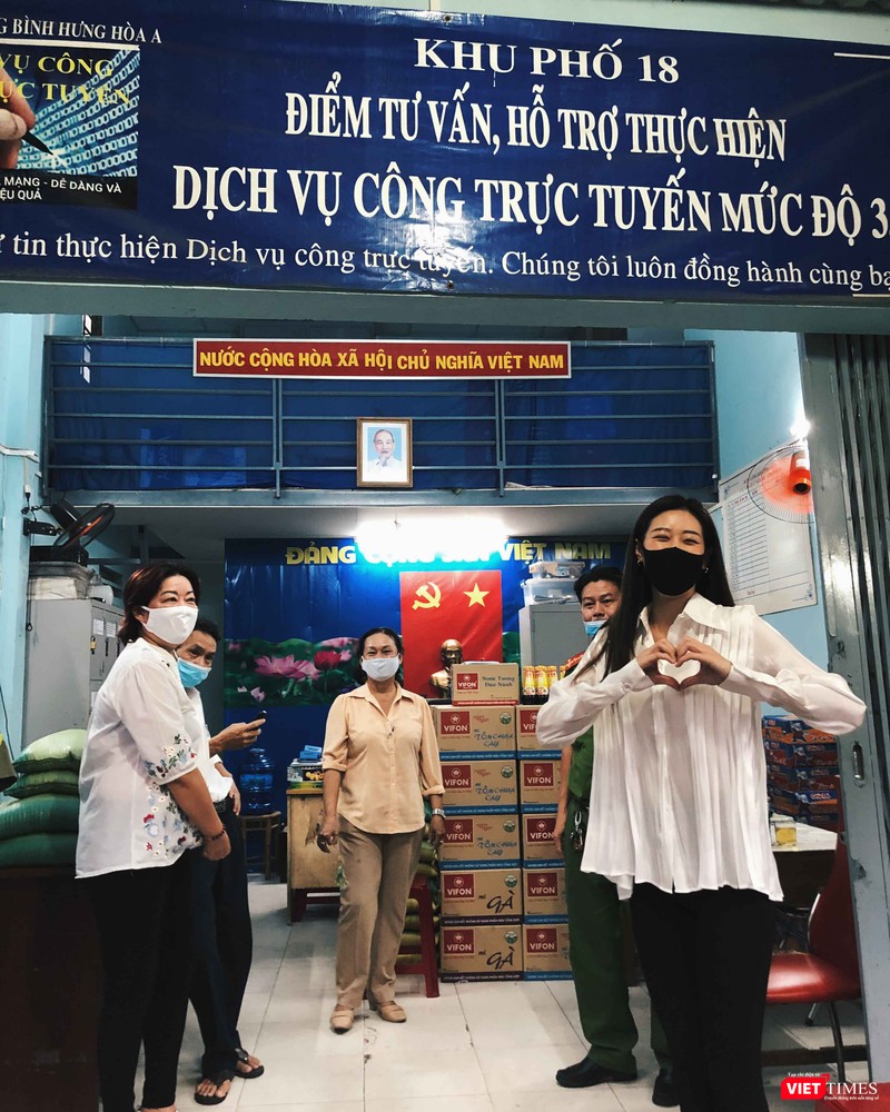 Hoa hậu Khánh Vân và mẹ trực tiếp cùng các cán bộ đi đến các hộ dân ở khu vực phường Bình Hưng Hòa A, quận Bình Tân để trao quà (Ảnh: NVCC) Hoa hậu Khánh Vân và mẹ trực tiếp cùng các cán bộ đi đến các hộ dân ở khu vực phường Bình Hưng Hòa A, quận Bình Tân để trao quà.