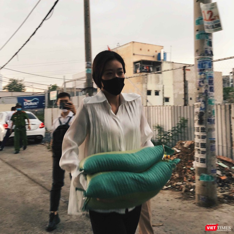 Hoa hậu Khánh Vân tận tay trao quà cho dân nghèo Hoa hậu Khánh Vân tận tay trao quà cho dân nghèo