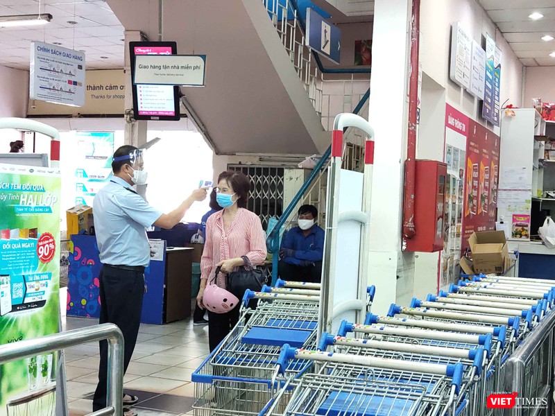 Không được tháo khẩu trang trong suốt quá trình mua sắm 