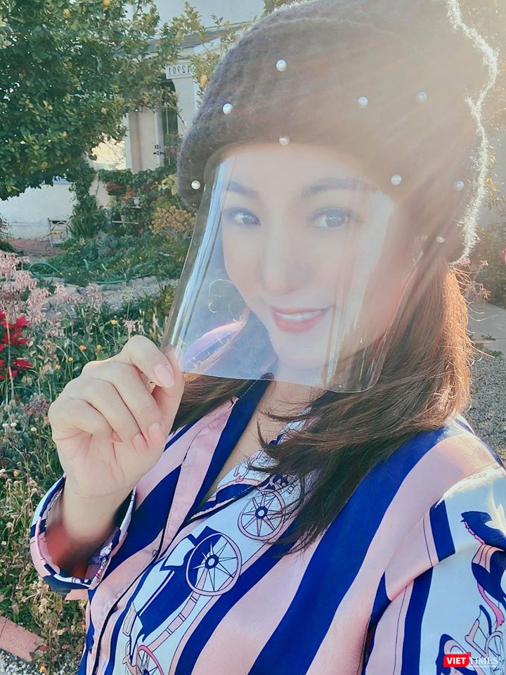 Nghệ sĩ Thúy Nga hướng dẫn mọi người tự làm nón bảo hiểm phòng COVID-19 Nghệ sĩ Thúy Nga tự làm nón bảo hiểm phòng COVID-19