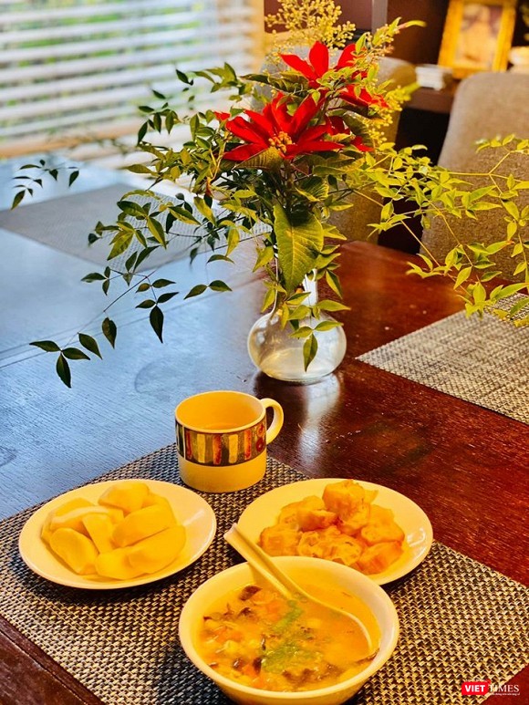 Nữ nghệ sĩ chia sẻ rất thích cắm hoa, nấu ăn, vừa uống trà chanh, gừng, mật ong, vừa dọn dẹp nhà cửa Nữ nghệ sĩ chia sẻ rất thích cắm hoa, nấu ăn, vừa uống trà chanh, gừng, mật ong, vừa dọn dẹp nhà cửa