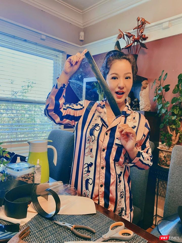 Các công đoạn tự làm nón bảo hiểm phòng chống COVID-19 (Ảnh: NVCC) Các công đoạn tự làm nón bảo hiểm phòng chống COVID-19 (Ảnh: NVCC)