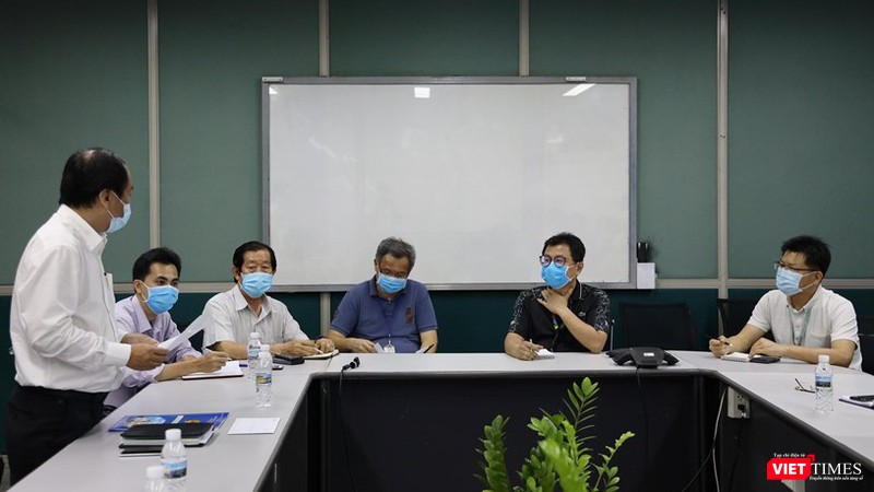 Sở Y tế đọc quyết định tạm đình chỉ sản xuất của Công ty TNHH PouYuen Việt Nam (Ảnh: Đình Nguyên) 