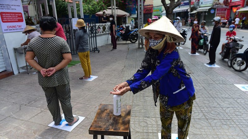 Trong lúc giãn cách xã hội, không người dân nào không được quan tâm. Nhiều cơ quan, tổ chức đã chung tay cùng chính quyền, tặng gạo, nhu yếu phẩm, hỗ trợ người nghèo (Ảnh: Quang ĐỊnh) Trong lúc giãn cách xã hội, không người dân nào không được quan tâm. Nhiều cơ quan, tổ chức đã chung tay cùng chính quyền, hỗ trợ người nghèo (Ảnh: Quang ĐỊnh)