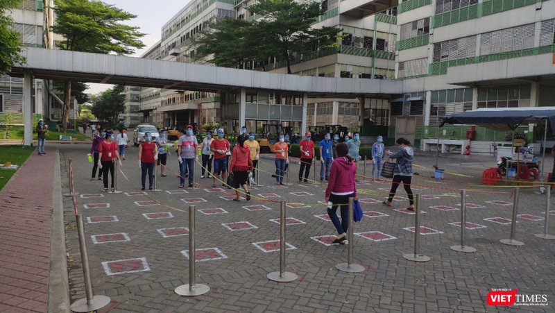 Công nhân xếp hàng theo khoảng cách khi vào xưởng Công nhân xếp hàng theo khoảng cách khi vào xưởng