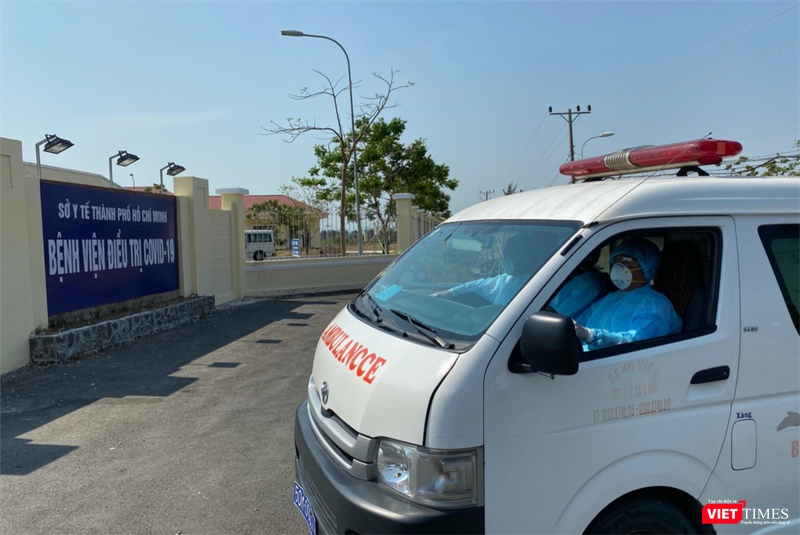 Đưa bệnh nhân đến BV Cần Giờ điều trị chuyên COVID-19 (Ảnh: SYT) Đưa bệnh nhân đến BV Cần Giờ điều trị chuyên COVID-19 (Ảnh: SYT)